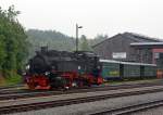 Die 99 785 der Fichtelbergbahn (ex DB 099 749-4, ex DR 99 1785-7) am 25.08.2013 beim Umsetzen in Oberwiesenthal.