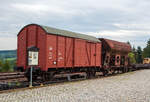 Der zweiachsige gedeckte Güterwagen DR 40 50 943 1207-2 der DR Bauart 1139 und der zweiachsige offener Güterwagen (Schotterwagen/Schüttgutwagen)   21 RIV 50 DR 645 1 739-8 der Gattung