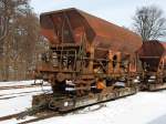 Ein 2-achsiger offener Sch�ttgutwagen der Gattung Fcs (ex DR 645 2001-7) verladen auf  Rollwagen HSB Rf 4  99-50-88, abgestellt am 23.03.2013 in Wernigerode Westerntor (aufgenommen aus dem Zug).