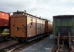 Zweiachsiger 750 mm-Schmalspur Zugführerwagen KPw 975-103, ex Packwagen P 1492K der K.Sächs.Sts.E.B. der Traditionsbahn Radebeul e.V. abgestellt am 07 Dezember 2022 beim Schmalspur-Bahnhof Radebeul Ost. Hier in der ehem. Erscheinungsbild als P 1492K der K.Sächs.Sts.E.B. (um 1900). 

Der Wagen wurde 1896 in den Werkstätten der K.Sächs.Sts.E.B. gebaut, bis 1989 war er als Bahndienstwagen 979-009 in Putbus stationiert. Seit 1995 ist er im Eigentum des Vereins, 1999 wurde er als P 1492K der K.Sächs.Sts.E.B. (um 1900), aufgearbeitet und ist einsatzfähig.
