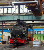 Die 99 715 der GbR (Leihgabe an die Pre�nitztalbahn, heute wieder als 99 1715-4 gef�hrt, eine S�chsische VI K (Baureihe 99.67–71) steht am 24 August 2013 im Dampflokwerk Meiningen. Die Aufnahme entstand auf einer offiziellen F�hrung.

Die Lok 99 1715-4 ist eine Lokomotive der S�chsischen Gattung VI K. Sie ist als eine von nur noch 4 existierenden Maschinen dieser Gattung wichtiger Zeitzeuge der s�chsischen Schmalspurbahngeschichte. Beinahe h�tte die Lok 99 715 das gleiche Schicksal wie ihre 58 Schwesterlokomotiven ereilten. Sieben Eisenbahnfreunde aus dem Raum Dresden und Freital hatten zur Rettung der Lok 99 1715-4 die Gesellschaft  GbR 99 715 Wilsdruff  gegr�ndet und die Lokomotive im Jahr 1991 mit Hilfe des VSE und der SEG von der DR gekauft. 
Die Lok wurde aufgearbeitet und konnte am 17.04.2003 ihre erfolgreiche Probefahrt zwischen Dippoldiswalde und Seifersdorf erleben. Damit konnte die Gesellschaft  GbR 99 715 Wilsdruff  ihr Ziel, die Lokomotive nach mehr als drei�ig Jahren auf Abstellgleisen wieder auf s�chsischen Schmalspurstrecken einzusetzen, verwirklichen. 

Gebaut wurde die Lok 1927 von der S�chsische Maschinenfabrik AG in Chemnitz (vormals R. Hartmann AG) unter der Fabriknummer 4672. Im Jahr 1963 bekam sie im RAW Cottbus einen Neubaukessel f�r 99 715 unter der Fabriknummer 9. Im Jahr 1973 fand die Au�erbetriebsetzung bei der DR statt, bis Januar 1992 stand die Lok in Radebeul-Ost, wo sie �ber viele Jahre von Mitgliedern der DMV-Arbeitsgemeinschaft bzw. der Traditionsbahn Radebeul e.V. gepflegt wurde. Vom Juli 1992 bis 1994 war sie in Wilsdruff als Denkmal. Von 1994 bis zum 26.November 1999 war die Lok im Lokschuppen in Nossen abgestellt. Nach erfolgreicher Hauptuntersuchung im DLW Meiningen erfolgte 2003 dann die Wiederinbetriebsetzung durch die GbR 99 715.

Bezeichnungen und Eigent�mer:
1927-1949: 99 715 (DRB)
1949-1970: 99 715 (DR)
1970-1991: 99 1715-4 (DR)
1991-1992: 99 715 (VSE - Verein S�chsischer Eisenbahnfreunde e.V.)
1992-2004: 99 715 (GbR 99 715)
seit 2004: 99 715 (GbR 99 715, Leihgabe an Interessengemeinschaft Pre�nitztalbahn e.V.)

Als Gattung VI K (sprich: sechs Ka) bezeichneten die S�chsischen Staatseisenbahnen f�nffach gekuppelte Schmalspurdampflokomotiven mit der Spurweite 750 mm. Die Deutsche Reichsbahn (DR) ordnete die Lokomotiven ab 1925 in die Baureihe 99.64–65 ein und beschaffte in den Jahren 1923 bis 1927 mehrere Nachbauserien, die innerhalb der Baureihe 99.67–71 eingeordnet wurden. Insgesamt waren 62 Exemplare dieser Gattung gebaut worden, von denen auch nach dem Zweiten Weltkrieg noch 26 bei der DR in Sachsen, 13 bei der DB und zwei in �sterreich im Einsatz waren. F�nf weitere Loks kamen in anderen L�ndern zum Einsatz. Insgesamt waren nach dem Zweiten Weltkrieg noch 46 Loks vorhanden. 

Technische Merkmale:
Die VI K waren f�nffach gekuppelte Hei�dampflokomotiven. Der erste, dritte und f�nfte Radsatz der Lok war zu den Seiten hin beweglich gelagert (G�lsdorf-Achse), wobei zur F�hrung der ersten und f�nften Achse eine R�ckstellvorrichtung eingebaut wurde. Diese besteht aus einer auf der Radsatzwelle mittig befestigten Stahlscheibe, welche durch federbelastete Druckst�cke zentriert wird. Durch diese Konstruktion konnten Gleisb�gen bis zu einem Halbmesser von 50 m durchfahren werden. Treibachse war urspr�nglich die vierte Achse, bei den bei der DR erneuerten Lokomotiven diente die dritte Achse als Treibachse. Die Lokomotiven hatten Schmidt’sche Rauchrohr�berhitzer. Als Bremsen waren eine Saugluftbremse Bauart K�rting, die Seilhaspel f�r die Heberleinbremse und bei den neu gebauten Lokomotiven auch eine Druckluftbremse Bauart Knorr als Zusatzbremse vorhanden. Die w�rttembergischen Lokomotiven hatten nur eine Druckluftbremse der Bauart Knorr.

Ursprungsbauart:
Die Lokomotiven waren urspr�nglich f�r die Heeresverwaltung entwickelt worden. 15 St�ck wurden von Henschel & Sohn in Cassel (heute Kassel geschr.) gebaut. Sie sollten auf polnischen Schmalspurstrecken zum Einsatz kommen. Durch den Friedensvertrag von Brest-Litowsk kam ein Einsatz im Osten nicht mehr zustande. Im Jahr 1919 kauften die S�chsischen Staatseisenbahnen alle Maschinen der Serie f�r ihre Schmalspurstrecken auf. Sie erhielten die s�chsischen Bahnnummern 210 bis 224. Die Deutsche Reichsbahn �bernahm alle 15 Loks mit den Nummern 99 641 bis 99 655.

Die Maschinen mit den Nummern 99 650 und 99 651 kamen Ende des Jahres 1928 zur Reichsbahndirektion Stuttgart, welche sie beim Lokbahnhof Ochsenhausen, der dem Bw Aulendorf unterstellt war, einsetzte. Beide Loks waren bis zur Einstellung des Personenverkehrs am 31. Mai 1964 die Stammfahrzeuge der w�rttembergischen Schmalspurbahn Biberach – Warthausen – Ochsenhausen. Anschlie�end kamen sie zur Bottwartalbahn.

Die zwei Loks (99 643 und 99 647) kamen im Juli 1944 aus Sachsen nach �sterreich, erstere sofort zu den Waldviertler Schmalspurbahnen, 99 647 zun�chst zur Vellachtalbahn in K�rnten. Von �sterreich gelangten sie im Dezember 1948 als Reparationsleistung in die Sowjetunion.Die 99 649 ging bereits im Zweiten Weltkrieg verloren, die 99 641, 645 und 652 mussten nach 1945 auch an die Sowjetunion abgegeben werden.

Die letzten beiden Exemplare bei der Deutschen Bundesbahn, die Fahrzeuge der Bottwartalbahn, wurden am 31. Juli und am 29. September 1969 ausgemustert. Letztere, die Nummer 99 651, wurde anschlie�end in Steinheim an der Murr als Denkmal aufgestellt. Sie war die einzige Schmalspurdampflokomotive der Deutschen Bundesbahn, die noch eine EDV-Betriebsnummer erhalten hatte.


Nachbaulokomotiven der Deutschen Reichsbahn (DR):
Die Loks der Baureihe 99.67–71 der Deutschen Reichsbahn waren Nachbauten der s�chsischen Gattung VI K, die in den Jahren 1923 bis 1927 gebaut wurden. Sie trugen die Betriebsnummern 99 671 bis 99 717. Gebaut wurden die 47 Lokomotiven von Henschel & Sohn (13 Lokomotiven), der S�chsischen Maschinenfabrik vormals Richard Hartmann AG in Chemnitz (22 Loks) und der Maschinenbau-Gesellschaft Karlsruhe (12 Loks).

Eine Reihe dieser Lokomotiven wurde auch in W�rttemberg bei der Bottwartalbahn und der Zaberg�ubahn eingesetzt: Die 99 679 bis 99 683 wurden gleich nach W�rttemberg geliefert, sp�ter wurden noch 99 671, 672, 698, 701, 704 und 716 aus Sachsen nach W�rttemberg umgesetzt. Die meisten dieser Maschinen waren bis etwa 1965 bei der Deutschen Bundesbahn im Einsatz, 1967 wurde als letzte die 99 704 ausgemustert.

Bis auf wenige Details unterschieden sich die Nachbauten kaum von ihren nachger�steten Vorg�ngern. �u�erlich waren die Nachbaulokomotiven vor allem an der weniger abgerundeten Verkleidung des Dampfdoms zu erkennen.

1927 baute die Maschinenfabrik Esslingen vier meterspurige Lokomotiven dieses Typs nach, welche als Baureihe 99.19 bei der Deutschen Reichsbahn eingeordnet wurden.

In den 1960er Jahren unterzog die Deutsche Reichsbahn (DR) die sieben Lokomotiven 99 673, 678, 685, 692, 703, 713 und 715 einer Generalreparatur (GR). Dabei kamen neue Kessel in Schwei�konstruktion zum Einbau. Teilweise erhielten sie auch neue Wasser- und Kohlenk�sten.

1970 erhielten die im Reichsbahnbetriebsbestand verbliebenen Lokomotiven eine neue Nummer, indem eine 1 vor die Ordnungsnummer gestellt wurde, die eine mit Bindestrich angef�gte EDV-Kontrollziffer abschloss.

Heute sin noch 4 Loks erhalten geblieben, es sind:
•	99 651 der �chsle Schmalspurbahn e. V., Baujahr 1918 von Henschel unter Fabriknummer 16132, nicht betriebsf�hig, soll rollf�hig gemacht werden.
•	99 713 der SDG im Einsatz bei L��nitzgrundbahn, Baujahr 1927 von S�chsische Maschinenfabrik AG unter Fabriknummer 4670, betriebsf�hig.
•	99 715 der GbR 99 715, Leihgabe an Pre�nitztalbahn J�hstadt, Baujahr 1927 von S�chsische Maschinenfabrik AG unter Fabriknummer 4672, betriebsf�hig.
•	99716 der �chsle Bahn AG, Warthausen, Baujahr 1927 von S�chsische Maschinenfabrik AG unter Fabriknummer 4672, z.Z. nicht betriebsf�hig, aber in Hauptuntersuchung.

TECHNISCHE DATEN:
Hersteller: Henschel, S�chsische Maschinenfabrik, Maschinenbau-Gesellschaft Karlsruhe
Gebaut: 15 (1918-19), 47 (1923–27)
Bauart:  E h2
Gattung:  K 55.9
Spurweite:  750 mm
L�nge �ber Kupplung: 8.990 mm (BR 99.64–65: 8.680 mm)
H�he:  3.550 mm
Breite: 2.400 mm
Gesamtradstand:  3.720 mm (sp�ter teilw. Nach DR-Umbau 4.000 mm)
Kleinster befahrbarer Radius:  50m
Leergewicht:  32,50 t (BR 99.64–65: 30,4 t)
Dienstgewicht:  42,25 t (BR 99.64–65: 40,4 t)
H�chstgeschwindigkeit:  30 km/h
Indizierte Leistung:  480 PSi, 
Anfahrzugkraft: 76,20 kN
Steuerungsart: Heusinger
Zylinderanzahl: 2
Zylinderdurchmesser: 430 mm
Kolbenhub: 400 mm
Kessel�berdruck: 14 bar
Wasservorrat: 4,5 m� 
Brennstoffvorrat: 2,5 t Kohle
Kupplungstyp: Scharfenbergkupplung
