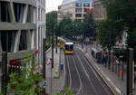 Der Triebwagen BVG 9061 ein siebenteiliger Niederflur-Gelenktriebwagen vom Typ Bombardier „Flexity Berlin“ vom Typ GT8-08 ZR / BVG Bezeichnung F8Z, erreicht am 24. Juni 2017, als MetroTram Linie M4 die Haltestelle S-Bahnhof Hackescher Markt (Berlin). Das Bild konnte ich aus einem EC aufnehmen. 

Der Niederflur-Straßenbahnwagen wurde 2017 von Bombardier unter der Fabriknummer 759/9061 gebaut, die Inbetriebnahme bei der BVG war am 09.03.2017, so war er hier gerademal 3 Monate im Einsatz.

Die vier Vorserienzüge der „Flexity Berlin“ entstanden komplett im Werk Bautzen, das für die Serienproduktion lediglich den Rohbau in das Bombardier-Werk Hennigsdorf liefert. Dort erfolgt mit Zulieferungen aus Mannheim und Siegen (Drehgestelle) die Endmontage und Inbetriebnahme. Das Werk Hennigsdorf liefert jährlich 20 bis 24 Züge aus.

Der Bombardier Flexity Berlin ist ein Niederflur-Straßenbahnwagen der Flexity-Reihe von Bombardier Transportation. Er ist eine Weiterentwicklung basierend auf dem Adtranz Incentro.

Im Zuge der Erneuerung ihrer Straßenbahnflotte bestellten die Berliner Verkehrsbetriebe (BVG) 100% Niederflurfahrzeuge des Typs BOMBARDIER FLEXITY Berlin.

Zunächst (2008) wurden vier Vorserienfahrzeuge in verschiedenen Konfigurationen geliefert: je ein Ein- und Zweirichtungsfahrzeug mit einer Länge von 30,8 m (fünfteiliger GT6-08) sowie je ein Ein- und Zweirichtungsfahrzeug mit einer Länge von 40 m (siebenteiliger GT8-08). Aktuell (2025) sind 233 „Flexity Berlin“ vom Typ GT6 bzw. 8-08 bei der BVG.

Bombardier und die BVG haben gemeinsam ein zukunftsweisendes Fahrzeugkonzept erstellt, gemäß den Ansprüchen an moderne öffentliche Verkehrsmittel. Durch breite Doppeltüren und ebene Einstiege bieten die neuen Berliner Straßenbahnen besonders leichte Zugänglichkeit und werden den Bedürfnissen von Fahrgästen mit eingeschränkter Mobilität gerecht.

Die Fahrzeugbreite von 2,4 Metern schafft einen geräumigen Fahrgastraum mit optimaler Raumausnutzung. Großzügige Multifunktionsbereiche bieten ausreichend Platz für Kinderwagen, Rollstühle und Fahrräder. Für angenehme Temperaturen sorgt eine Klimaanlage im Fahrer- und Passagierbereich.

TECHNISCHE DATEN (GT8-08 ZR):
Spurweite: 1.435 mm (Normalspur)
Achsfolge: (Bo)' (Bo)' 2´(Bo)'
Länge: 40.000 mm
Höhe: 3.450 mm
Breite: 2.400 mm
Achsabstand im Drehgestell: 1.800 mm
Leergewicht: 51,5 t
Höchstgeschwindigkeit: 70 km/h
Beschleunigung: 0,65 m/s²
Raddurchmesser: 660 mm (neu) / 580 mm (abgenutzt)
Stromsystem: 600 V und 750 V Gleichstrom (mit Energierückspeisung ins Netz)
Stromübertragung: Oberleitung
Fahrmotoren: 12 wassergekühlte Drehstrom-Asynchronmotoren vom Typ DKWBZ 1606-4
Dauerleistung: 12 x 50 kW = 600 kW
Sitzplätze: 69
Stehplätze: 174
Fußbodenhöhe: 355 m
Türen (je Seite): 5 elektrische doppelflügelige Außenschwenkschiebetüren, lichte Breite 1.300 mm
Niederfluranteil: 100 %
Kleinster bef. Halbmesser: 17,25 m
Bremsen: Scheibenbremse; elektrohydraulische Federspeicherbremse; Magnetschienenbremse 8 x 68 kN

Die Straßenbahn Berlin:
Die Berliner Straßenbahn ist eines der ältesten und das drittgrößte Straßenbahnnetz der Welt (Stand: 2017), nach denen in Melbourne und Sankt Petersburg. Betreiber sind die 1929 gegründeten Berliner Verkehrsbetriebe (BVG). Das normalspurige (1.435 mm) Netz hat eine Streckenlänge von 193,6 Kilometern und 808 Richtungshaltestellen. Die Fahrdrahtspannung der Oberleitung beträgt derzeit noch 600 V, wobei eine Umstellung auf 750 V diskutiert wird. 22 Linien bilden ein Liniennetz von rund 300 Kilometern.
Im Jahr 2016 beförderte die Berliner Straßenbahn 197 Millionen Fahrgäste.

In Berlin gab es seit 1865 eine Pferdebahn. Bis Ende des 19. Jahrhunderts wurde das Netz auf elektrischen Betrieb umgestellt. Mit der Teilung der Stadt, nach dem 2. Weltkrieg, wurde die BVG in einen westlichen und einen östlichen Betrieb gespalten, die 1992 wieder vereinigt wurden. In West-Berlin (Westsektoren) wurden bis 1967 alle Straßenbahnlinien stillgelegt. Mit Ausnahme von drei Streckenteilen, die nach der deutschen Wiedervereinigung in den Westteil der Stadt verlängert wurden, verkehrt die Straßenbahn heute nur noch im ehemaligen Ostteil der Stadt.

Es war einmal:
Die BVG betrieb im Gründungsjahr der 93 Straßenbahnlinien und ein Netz mit 634 Kilometern Streckenlänge, besaß 4.000 Straßenbahnfahrzeuge und beschäftigte 14.400 Personen allein bei der Straßenbahn. Die Straßenbahn leistete pro Jahr 170 Millionen Wagenkilometer und beförderte 929 Millionen Fahrgäste.

In Westberlin:
Ab 1954 gab es in West-Berlin eine Änderung der Verkehrspolitik, die auf einen Ersatz des Straßenbahnverkehrs durch Erweiterung der U-Bahn- und Omnibusstrecken zielte. Die Straßenbahn wurde als veraltet und überflüssig betrachtet. Ab 1954 wurden die Straßenbahnlinien nach und nach durch Omnibusse und in Einzelfällen durch die in den Folgejahrzehnten großzügig ausgebaute U-Bahn ersetzt. Ende 1962 gab es im Westteil der Stadt nur noch 18 Straßenbahnlinien. Am 2. Oktober 1967 wurde in West-Berlin die letzte Straßenbahnlinie mit der Nummer 55 stillgelegt.
