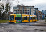 Der Niederflur-Gelenktriebwagen DVB 2585, ein NGT 6 DD Zweirichtungstriebwagen, am 08.12.2022 als Linie 9 nach Kaditz an der Kreuzung Wiener Straße / Am Hbf.