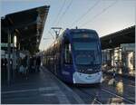 Die Freiburger Strassenbahn CAF Urbos 100 N° 304 bei der Haltestelle beim Bahnhof auf dem Weg nach Haid. 

29. Nov. 2016