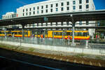 Der Zweisystem-Stadtbahn-Triebzug KVV / AVG 846 ein dreiteiliger Gelenktriebwagen Typ  Karlsruhe  bzw. ein DUEWAG GT8-100D/2S-M steht am 07.09.2023 im Hbf Karlsruhe. Bild aus einem ICE heraus.