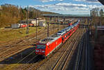 Die 185 053-6 (91 80 6185 053-6 D-DB) der DB Cargo AG, hat am 23.02.2022, mit einem sehr langen Autotransportzug, beim Rbf Kreuztal Hp 0.