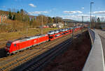 Blick auf den Rangierbahnhof (Rbf) Kreuztal am 23.02.2022, vorne hat die 185 053-6 (91 80 6185 053-6 D-DB) der DB Cargo AG mit einem sehr langen Autotransportzug Hp 0.
