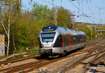 Der ET 22 2104 (94 80 0426 103-8 D-ABRN / 94 80 0826 103-4 D-ABRN), ex ET 22 004, ein 2-teiliger Stadler Flirt der Abellio Rail NRW erreicht am 20.04.2018, als RB 91  Ruhr-Sieg-Bahn  (Hagen - Siegen), den Bahnhof Kreuztal. 