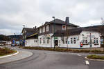   Der Bahnhof Attendorn (Bahnhofsgeb�ude) am 25.12.2017 von der Stra�enseite.