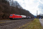Die 185 341-5 (91 80 6185 341-5 D-DB), eine Bombardier TRAXX F140 AC2 der DB Cargo Deutschland AG fährt am 26.03.2021, mit einem gemischten Güterzug, durch den Hp Dillbrecht an der