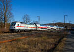 Die 147 566-4 (91 80 6147 566-4 D-DB – IC 4891) der DB Fernverkehr AG f�hrt am 07.03.2022, mit dem IC 2228 / RE 34 (Frankfurt/Main - Siegen – Hamm/Westf.) durch Rudersdorf (Kr.