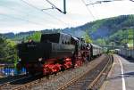 Die 52 8134-0 der Eisenbahnfreunde Betzdorf (EFB) f�hrt mit Sonderzug Tender voraus am 08.05.2011 in den Bahnhof Betzdorf/Sieg ein, sie kommt von Siegen.