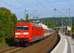 Die DB 101 004-0 mit dem DB Autozug AZ 1356 Narbonne-D�sseldorf Hbf, f�hrt am 23.08.2013 durch den Bahnhof Kirchen/Sieg.