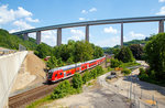   Steuerwagen voraus (geschoben von einer 120.2er) rauscht der RE 9  Rhein-Sieg-Express  / rsx (Siegen - Köln - Aachen) am 05.06.2016 durch Siegen-Eiserfeld in Richtung Köln.