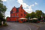   Von der Straßenseite das Empfangsgebäude des Bahnhofs Schladern (Sieg) an der Siegstrecke im Ort Windeck-Schladern am 07.09.2020.