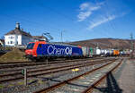 Die Re 482 015-5 „ChemOil“ (91 85 4482 015-5 CH-SBBC) der SBB Cargo AG f�hrt am 29.03.2021, mit einem HUPAC-KLV/Container-Zug durch Niederschelden in Richtung K�ln.