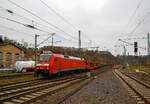 Die 152 063-4 (91 80 6152 063-4 D-DB) der DB Cargo AG f�hrt am 20.11.2021 mit einem sehr langen Leerzug von Autotransportwagen (u.a.