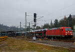 Die 185 386-0 (91 80 6185 386-0 D-DB) der DB Cargo Deutschland AG fährt am 14.12.2021 mit einem sehr langen Autotransportzug der DB Cargo Logistics GmbH (ex ATG Autotransportlogistic GmbH) durch