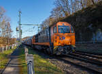 Die KSW 43 (92 80 1273 018-2 D-KSW) der KSW (Kreisbahn Siegen-Wittgenstein), fährt am 28.02.2022 mit einem Übergabezug (leere VTG Coilwagen der Gattung Shimmns-ttu) durch den Bahnhof