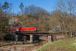 Die 146 006-2 (91 80 6146 006-2 D-DB) der DB Regio NRW schiebt den RE 9 - Rhein Sieg Express (RSX) Siegen - Köln – Aachen am 26.02.2022 Steuerwagen voraus, in  Scheuerfeld (Sieg) über