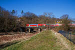 Der RE 9 - Rhein Sieg Express (RSX) Siegen - Köln – Aachen fährt am 26.02.2022 Steuerwagen voraus, durch den Bahnhof Scheuerfeld (Sieg) in Richtung Köln und überquert die