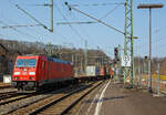 Die DB Cargo 185 372-0 (91 80 6185 372-0 D-DB) f�hrt am 25.03.2022 mit einem KLV-Zug aus Richtung K�ln kommend durch Betzdorf (Sieg) in Richtung Siegen.