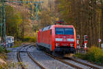 Die 152 121-0 mit den kalten 185 155-8 und 152 017-2 (alle drei von der DB Cargo) fahren am 05.11.2022 als Lokzug durch Kirchen (Sieg) in Richtung K�ln.
