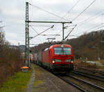 Die 193 352-2 (91 80 6193 352-2 D-DB) der DB Cargo AG f�hrt am 28.01.2023 mit einem KLV-Zug durch Scheuerfeld (Sieg) in Richtung K�ln.