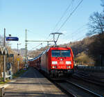 Die 185 261-5 (91 80 6185 261-5 D-DB) der DB Cargo AG fährt am 03.03.2023, mit einem SUV´s beladenen Autotransportzug (Wagen der Gattung Laaeffrs 561 der DB Cargo Logistics GmbH, ex ATG),