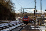 Steuerwagen voraus rauscht der RE 9 rsx - Rhein-Sieg-Express (Siegen – Köln – Aachen) am 15.03.2023 durch Scheuerfeld (Sieg) in Richtung Köln.