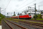 Die 146 003-9 (91 80 6146 003-9 D-DB) der DB Regio NRW schiebt den RE 9 rsx - Rhein-Sieg-Express (Siegen – Köln – Aachen) Steuerwagen voraus am 11.05.2023 durch Niederschelden in