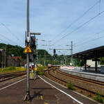 Die an die SBB Cargo International AG vermietete SBB Cargo Re 482 022-1 (91 85 4482 022-1 CH-SBBC) der SBB Cargo fährt am 18 Juni 2025 mit einem Kesselwagenzug durch Betzdorf/Sieg in Richtung