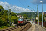 Die leider beschmierte ÖBB 1293 072 (91 81 1293 072-5 A-ÖBB), eine Siemens Vectron MS (X4E) in der Variante A35-1a (Länderpaket) der ÖBB-Produktion GmbH, fährt am 17 Juli 2025