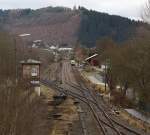   Ein Blick am 09.01.2014 von der Brücke Wolfsweg ( Achenbachs Brücke ) auf den Bahnhof Herdorf, wo gerade der Dieseltriebwagen VT/VS 51 (BR 628.4) der Westerwaldbahn als RB 96  Hellertal