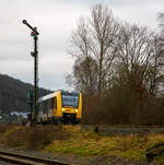   Der VT 506 (95 80 1648 106-0 D-HEB / 95 80 1648 606-9 D-HEB) der HLB (Hessische Landesbahn GmbH) passiert am 24.12.2017 gerade das Einfahrtsignal Herdorf und erreicht bald den Bahnhof Herdorf.