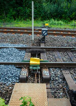 Die (etwas erneuerte) geschlossene Gleissperre zum/vom Rangierbahnhof der KSW (Kreisbahn Siegen-Wittgenstein) in Herdorf der Betriebsstätte FGE -Freien Grunder Eisenbahn (KSW NE447 / DB-Nr.