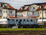 Die Denkmallok ex DB 144 502-2, ex DB E 44 502, ex DRB E 44 102, der Stadt Freilassing am 11.09.2022 in Freilassing. 

Die Elektrolokomotive wurde 1933 von der BMAG (Berliner Maschinenbau-Actien-Gesellschaft vormals L. Schwartzkopff) in Berlin unter der Fabriknummer 10119 gebaut, der elektrischer Teil wurde von der AEG (Allgemeine Elektricit�tsgesellschaft) in Hennigsdorf unter der Fabriknummer 4801 geliefert. Als E 44 102 wurde sie an die Deutsche Reichsbahn-Gesellschaft, 1938 erfolgte die Umzeichnung in DR E 44 502. Mit der Einf�hrung des EDV-Nummernsystems wurde sie ab 1968 zu DB 144 502-2 als diese wurde sie bis zur Ausmusterung am 25.09.1983 bezeichnet. Die Lok war meist im Bw Freilassing stationiert (kurze Ausnahmen waren M�nchen-Ost  und Rosenheim). Die Stadt Freilassing kaufte die Lok bis 1998 stand die Lok auf dem Anschlu�gleis der Bundeswehr in Traunstein, seit Mai 1998 steht die Lok als Denkmallok in Freilassing. Die Lok wird vom Eisenbahnclub ES 1 Traunstein gepflegt. 

Die Baureihe E 44.5, sp�ter DB Baureihe 144.5:
F�r die steigungsreiche Bahnstrecke Bad Reichenhall–Berchtesgaden stellte die DR aufgrund der guten Erfahrungen mit der 1931 gelieferten Baumusterlok E 44 101 in den Jahren 1933 und 1934 je vier Lokomotiven der Baureihe E 44.5 in Dienst. Als Nummerierung f�r die acht Serienlokomotiven wurde damals zuerst E 44 102–109 verwendet. 1938 wurden alle neun Lokomotiven in E 44 501–509 umgezeichnet. Wie auch die E 44 hatten alle E 44.5 Tatzlagerantrieb.

Die Lokomotiven unterscheiden sich u. a. durch fehlende Vorbauten und andere Drehgestelle von den herk�mmlichen E 44. �bernommen wurden bei den beiden Serien der E 44.5 elektrische Baugruppen. Die E 44 502–505 konnten von den E 44 506–509 durch eine andere Form des Br�ckenrahmens unterschieden werden. Bei den E 44 502–505 war dieser gerade und nach au�en geschlossen, bei den E 44 506–509 war er trapezf�rmig und hatte Aussparungen an den Seiten.

Die Vorserienlok E 44 501 wurde wegen zahlreicher Abweichungen bereits 1959 ausgemustert und bis 1979 als Wiederaufgleisungs-Demonstrationsobjekt eines Lehr-Hilfszuges fernab ihrer einstigen Stammstrecke genutzt.

1968 wurden die E 44.5 in 144 502–509 umgezeichnet. Die 144.5 bef�rderten bis zur Ausmusterung 1983 auch hochwertige Reisez�ge und standen auch f�r Schneer�umdienste zur Verf�gung. Die 144.5 waren fast stets im Bahnbetriebswerk Freilassing beheimatet.

Die E 44 507, das letzte betriebsf�hige Exemplar (der zweiten Bauserie), geh�rt dem Verkehrsmuseum N�rnberg. Diese Lokomotive befindet sich als Leihgabe an den TEV Th�ringer Eisenbahnverein e. V. im ehemaligen Bw Weimar. Die E 44 508 geh�rt ebenfalls dem Verkehrsmuseum N�rnberg und befindet sich seit dem 22. Juni 2008 ebenfalls in der Lokwelt Freilassing, siehe u.a. http://hellertal.startbilder.de/bild/deutschland~museen-und-ausstellungen~lokwelt-freilassing-aussenstelle-deutsches-museum/787177/die-elektrolokomotive-db-144-508-9-ex.html 

TECHNISCHE DATEN:
Gebaute Anzahl: 9
Spurweite: 1.435 mm
Achsanordnung:  Bo'Bo'
L�nge �ber Puffer:  13.520 m
Drehzapfenabstand: 5.640 mm
Achsabstand im Drehgestell: 3.300 mm (3.400 mm 2. Serie)
Treibraddurchmesser:  1.250 mm
H�chstgeschwindigkeit:  80 km/h
Stundenleistung:  1.600 kW  (2.200 kW 2. Serie)
Motorentyp: EKB 704 (EKB 725 2. Serie)
Eigengewicht:  79,0 t
Stromsysteme:  15 kV 16 2/3 Hz, Oberleitung
Antrieb: Tatzlagerantrieb
