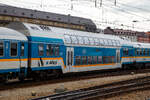 Der „alex“ zweite Klasse klimatisierte Doppelstock-Reisezugwagen mit Fahrradstellplätzen, D-DLB 55 80 26-75 601-2, der Gattung DBpz, am 06 Juni 2019 beim Hauptbahnhof München, eingereiht in einem „alex“-Zug (München-Hof).

Um der Wachsenden Nachfrage für den „alex“ auf dem Nordast gerecht zu werden, wurden 2009 bei Bombardier 7 klimatisierte Doppelstockwagen 2. Klasse der Bauart DBpz, von der ehemaligen VGB - Vogtlandbahn GmbH (heute DLB - Die Länderbahn GmbH) beschafft. So wurde auch dieser 2009 von Bombardier im Werk Görlitz gebaut und geliefert. Diese Wagen sind die wenigen direkt für den alex gebauten Wagen, meistens kommen doch älter gebrauchtgekaufte modernisierte UIC-Z-Reisezugwagen (IR/IC-Wagen) zum Einsatz. Heimatbahnhof der alex-Wagen ist Schwandorf.

TECHNISCHE DATEN:
Gebaute Anzahl: 7
Nummernbereich: 55 80 26-75 601 bis 607
Gattung: DBpz
Hersteller: Bombardier, Werk Görlitz,  Baujahre 2009
Spurweite: 1.435 mm
Anzahl der Achsen: 4
Länge über Puffer: 26.800 mm
Wagenkastenlänge: 26.400 mm
Wagenkastenbreite: 2.784 mm
Höhe über Schienenoberkante: 4 631 mm
Drehzapfenabstand: 20.000 mm
Achsstand im Drehgestell: 2.500 mm
Drehgestell Bauart: Görlitz VIII
Leergewicht: 50 t
Höchstgeschwindigkeit: 160 km/h
Zulassungen: nur Deutschland
Sitzplätze in der zweiten Klasse: 126
Fahrradstellplätze: 12
Toiletten: 1, geschlossenes System, aber nicht Behindertengerecht
Bremsbauart: KE-PR-A-Mg (D) [ep|NBÜ]
Heizungsbauart: Klimaes
Energieversorgung: Zentrale Energieversorgung aus der Zugsammelschiene