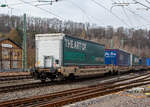 Vierachsiger Drehgestell-Taschenwagen f�r den Transport von Sattelaufliegern (CargoBeamer JetModule Sdkmss) der Gattung Sdkmss (37 80 4793 028-4 D-CBRS) der Cargo Beamer RollingStock GmbH, am 23.03.2021 im Zugverband (im CargoBeamer Alpinzug Domodossola- Kaldenkirchen), hier am Zugschluss, bei der Durchfahrt in Betzdorf an der Sieg.

Technische Daten:
Spurweite: 1.435 mm
L�nge �ber Puffer: 19.300 mm
Drehzapfenabstand: 14.200 mm
Achsabstand im Drehgestellen: 1.800 mm
Laufraddurchmesser: 920 mm (neu) / 860 mm (abgenutzt)
Eigengewicht: 29.400 kg 
Max. Zuladung (S und SS): 37,0 t (ab Streckenklasse B)
Max. Geschwindigkeit: 120 km/h
Kleinster befahrbarer Gleisbogen: R 75 m
Ladel�nge: 16.200 mm
H�he der Ladeebene �ber S.O.: 360 mm
Bremse: KE-GP-A
Bremssohle: Cosid 810
Feststellbremse: Ja 
Intern. Verwendungsf�higkeit: TEN GE

CargoBeamer ist ein horizontales Verladungsystem der CargoBeamer AG f�r den kombinierten Eisenbahnverkehr, welches den vollautomatischen Umschlagvorgang an allen Waggons eines Zuges parallel erm�glicht. Das System wurde nach der Erfindung im Jahr 1998 von der CargoBeamer AG 2013 durch die Inbetriebnahme erster Pilotverkehre zur Marktreife gebracht. Zwischen 2015 und 2018 konnte eine kontinuierliche Steigerung der Anzahl Z�ge (von 2.564 auf 12.285), des Transportvolumens (von 26 auf 152 Millionen tkm), die Auslastung der Z�ge liegt bei 85 Prozent.

Zum CargoBeamer-System geh�ren diese spezielle Waggons des Typs Sdkmss zusammen mit dem JetModul, einer Art Schublade, in der jeweils ein nicht kranbarer Sattelauflieger abgestellt wird, und dem CargoBeamer-Terminal, in dem an einem Gleis die speziellen Einrichtungen zum Verschub der JetModule verbaut sind.

Mit CargoBeamer k�nnen alle Sattelauflieger (auch nicht kranbare Sattelauflieger) am Kombinierten Verkehr teilnehmen. Ganz gleich ob Standard- oder MEGA-Trailer, K�hl-, Tank- oder Siloauflieger, CargoBeamer kann jeden Auflieger verladen, und das in k�rzester Zeit. Eine L�sung, die funktioniert und den Kombinierten Verkehr (KV) zukunftstauglich macht.