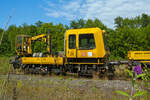 Das Gleisarbeitsfahrzeug GAF 100 R/A (Schweres Nebenfahrzeug Nr. 97 17 52 112 18-7) der DB Bahnbau GmbH ist, mit dem Flachwagen der Gattung Res 37 80 3947 001-8 D-DBG (noch als DBG - Deutsche Bahn Gleisbau GmbH eingestellt), am 14 August 2013 im Rbf Betzdorf/Sieg abgestellt.

Das GAF 100 R/A wurde 1997 von GBM (Gleisbaumechanik Brandenburg/H. GmbH) unter der Fabriknummer 62.1.186 gebaut. 

Bei der Deutschen Bahn werden die GAF 100 R/A heute als Baureihe 741.2 geführt, auch die NVR ist heute mit 99 80 9 420…eine andere als 2013. Zudem kann es sein das das Fahrzeug modernisiert wurde, dann hat es heute eine andere Einreihung.

Die Geschichte der GAF:
Mit den Klv 54 war die serienmäßige Beschaffung von Nebenfahrzeugen bei der DB weitgehend abgeschlossen. Danach wurden nur noch Einzelstücke beschafft.

Bei der Deutschen Reichsbahn hingegen wurde die Entwicklung moderner Nebenfahrzeuge auch bis in die 1990er Jahre weiterbetrieben. Nach der Vereinigung beider deutscher Staatsbahnen wurden diese Entwicklungen weitergeführt. Nachfolgend listen wir die Fahrzeuge auf, die ab 1994 an die Deutsche Bahn AG als Nachfolgerin der beiden deutschen Staatsbahnen geliefert wurden.

Ein kurzer Blick in die Entwicklungsgeschichte: In der aus dem ehemaligen Ausbesserungswerk Brandenburg-West entstandenen Werkstatt für Gleisbaumechanik in Brandenburg (Havel) wurden ab den 1960er Jahren Rottenkraftwagen für die DR, aber auch andere Eisenbahnunternehmen gebaut. Als Nachfolgebaureihe für die ab 1977 gebauten Rottenkraftwagen SKL 25 entwickelte der Betrieb kurz nach der Wiedervereinigung die Baureihe SKL 26 mit einem komplett neu gestalteten Führerstand und Fahrwerk und modularen Aufbauten, um das Fahrzeug an verschiedene Aufgabenbereiche anpassen zu können.

Ab 1994 wird das neuentwickelte GAF (Gleisarbeitsfahrzeug) gebaut, das einen stärkeren Motor (169 kW) und ein verbessertes Fahrgestell erhielt und so 100 km/h schnell fahren kann. Die modulare Bauweise der Aufbauten wurde ebenso beibehalten wie die äußere Form des Führerhauses (mit abweichender Anordnung der Spitzenlichter und Türen). Abweichend vom SKL 26 wurden an Front und Heck reguläre Zug- und Stoßeinrichtungen angebracht.

Das GAF 100 wurde in den folgenden Jahren mit Aufbauten für verschiedene Aufgaben hergestellt, die unterschiedlichen Versionen werden durch nachgestellte Buchstaben unterschieden. Ab 1996 beschaffte die Deutsche Bahn 150 Stück der ursprünglichen Version GAF 100 R als Ersatz für die Rottenkraftwagen der Vorgängerbahnen. Weitere Fahrzeuge wurden abweichenden Varianten geliefert. Die Varianten sind:
BR 741.1 - ex VdM-Nr. 97 17 50 - GAF 100R 
BR 741.2 - ex VdM-Nr. 97 17 52 - GAF 100R/A mit Kran Palfinger 9001A
BR 741.3 - ex VdM-Nr. 97 17 53 - GAF 100R/V mit Kran Palfinger 11000A
BR 741.4 - ex VdM-Nr. 97 17 48 - GAF 100R/VL 	
ohne - ex VdM-Nr. 97 17 49 	- GAF 100R/H mit Hubbühne
741.5 - ex VdM-Nr. 97 17 50 - GAF AWI – 2020 umgebaute GAF 100R zu Messf.
741.6 - ex VdM-Nr. 97 17 50 - GAF 100R/M – modernisierte GAF
742 - ex VdM-Nr. 97 17 55 - GAF 200

Im Jahr 1996 wurde eine Weiterentwicklung mit der Bezeichnung GAF 200 vorgestellt, die auf einem größeren Fahrgestell Platz für ein geräumigeres Führerhaus bietet sowie mit wiederum mehr Leistung (338 kW) und einer größeren Höchstgeschwindigkeit (120 km/h) aufwartet. Auch von diesem Typ wurden einige Fahrzeuge für Instandhaltungsarbeiten an Hauptverkehrsstrecken beschafft. Durch die große Höchstgeschwindigkeit der Fahrzeuge war es möglich, die zuvor zahlreichen Bahnmeistereien zu wenigen größeren Stützpunkten zusammenzufassen und dennoch mit den Fahrzeugen Baustellen schnell erreichen zu können.

Die Fahrzeuge kommen insbesondere bei kleineren Gleis-Baustellen oder bei vor- bzw. nachbereitenden Maßnahmen von Großbaustellen zum Einsatz. Die Variante mit Hubarbeitsbühne wird für Arbeiten an der Fahrleitung eingesetzt und kann dabei bei kleineren Arbeiten einen Turmtriebwagen ersetzen.

Bei der Deutschen Bahn werden die Fahrzeuge als Baureihe 741 (GAF 100) bzw. 742 (GAF 200) bezeichnet

Das GAF 100R/A mit Kran Palfinger 9001A:
Mit dem GAF 100R/A können Personen (zur Mitfahrt sind 6 Personen zugelassen), Material und Ausrüstungen (Nutzlast 5,0 t) auf der Ladefläche befördert werden. Zudem hat es einen Palfinger PK 9001 A Kran. Der Kran kann bei einer Ausladung von 7,2 m noch 1.120 kg abgestützt bzw. 570 kg freistehend heben. Für Aushub- und Baggerarbeiten kann an den PK 9001 A eine Greifschaufel (2-Schalengreifer) montiert werden.

Der Antrieb des zweiachsigen Fahrzeuges erfolgt von einem 6 Zylinder wassergekühlten MAM D 0826 LOH 07 Dieselmotor mit 169 kW (230 PS) Leistung über Lastschaltwendegetriebe auf die Radsatzgetriebe.

TECHNISCHE DATEN GAF:
Achsfolge: B
Länge über Puffer: 9.100 mm
Achsabstand: 4.800 mm
Höchstgeschwindigkeit (Hg): 100 km/h
Eigengewicht: 17 t
Zul. Anhängelast: 40 t, bzw. 80 t mit Regelzugeinrichtung dann Hg max. 60 km/h
Nutzlast: 5,0 t
Zur Mitfahrt zugel. Personen: 6
Der Antrieb des zweiachsigen Fahrzeuges erfolgt von einem 6 Zylinder, wassergekühlten MAN D 0826 LOH 07 Dieselmotor mit 169 kW (230 PS) Leistung über Lastschaltwendegetriebe auf die Radsatzgetriebe.  
