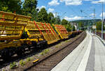 Der Weichentransportwagen  WTW 841“ UIC 99 80 9358 007-9 D-DBBBG, ex VdM 97 81 37 401 57-3 der DB Bahnbau Gruppe GmbH am 13 Juli 2026 im Zugverband bei der Zugdurchfahrt im Bahnhof Kirchen (Sieg). 

Der Wagen wurde 2003 von der MATISA Mat�riel Industriel S.A in Crissier (Schweiz) unter der Fabriknummer 74030 gebaut.

TECHNISCHE DATEN:
Spurweite: 1.435 mm (Normalspur)
Anzahl der Achsen: 4 (in zwei Drehgestellen)
L�nge �ber Puffer: 25.240 mm
Drehzapfenabstand: 19.300 mm
Achsabstand im Drehgestell: 1.800 mm
Eigengewicht: 40.000 kg
Max. Zuladung: 40,0 t 
H�chstgeschwindigkeit: 100 km/h 
Kleinster befahrbarer Gleisbogen: R 75 m
