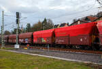 Vierachsige offene Schüttgutwagen mit schlagartiger Schwerkraftentladung und hydraulischem Klappenverschlusssystem der Gattung Falns 181der DB Cargo AG am 11.01.2023 im Zugverband bei einer
