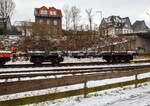 Vierachsiger Drehgestell-Flachwagen mit Drehrungen und Stirnwandklappen, 31 80 3961 739-0 D-DB, Gattung Rmms 664, der DB Cargo AG, am 23.01.2023 leer abgestellt auf dem KSW Rbf Herdorf