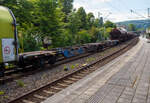 Leerer sechsachsige Drehgestell-Gelenk-Containertragwagen-Einheit 104´/ 6-achsiger Containertragwagen104´, 31 80 4953 285-2 D-DB, der Gattung Sggmrs 715, der DB Cargo AG, am 24 Juli 2025 im
