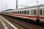 Der modernisierte klimatisierte zweite Klasse IC Großraum-Reisezugwagen, D-DB 61 80 20-91 596-2, der Gattung Bpmmz 284.5, der DB Fernverkehr AG, eingereiht im Zugverband als Wagen Nr.