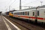 Der modernisierte klimatisierte zweite Klasse IC Gro�raum-Reisezugwagen mit Fahrrad- und Gep�ckabteil, D-DB 61 80 84-91 909-0, der Gattung Bpmmdz 285.9, der DB Fernverkehr AG, direkt hinter der Lok
