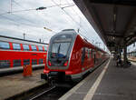Zweigekuppelte Bombardier TWINDEXX Vario Doppelstock-Regionalverkehrstriebz�ge der BR 446 verlassen am 13.09.2022, als RE 70 „Riedbahn“ nach Mannheim Hbf, den Hauptbahnhof Frankfurt am