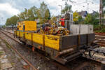 Der mit Gleisbaumaterial beladenen Gleiskraftwagenanhänger Kla 03, Bauart 031, Kleinwagen Nr.