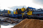 Der Gleisgründungszug der HERING Bahnbau GmbH (Burbach-Holzhausen) ist am 05 Februar 2026 auf den WEBA-Gleisen in Scheuerfeld/Sieg abgestellt.
