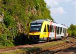 Der VT 292 (95 80 0648 032-0 D-HEB und 95 80 0648 532-9 D-HEB) ein LINT 41 der HLB (Hessische Landesbahn) fährt am 05.05.2013 als RB 25   Lahntalbahn   in den Bahnhof Runkel(Lahn) ein, er